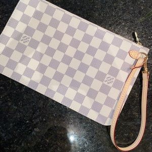 *NEW* Louis Vuitton Neverfull MM Pochette